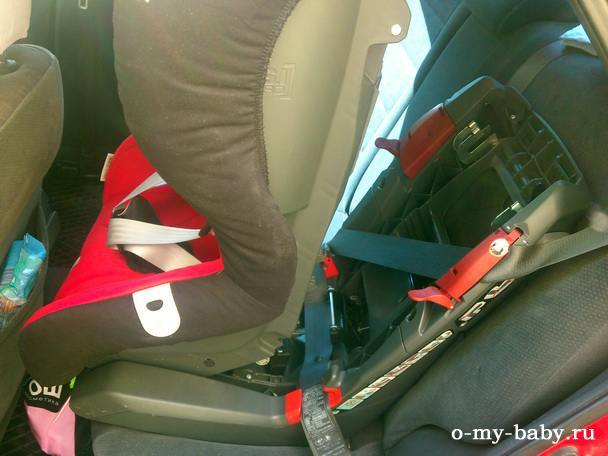 Надёжный способ крепления на заднее сиденье автомобиля с помощью штатных ремней безопасности.