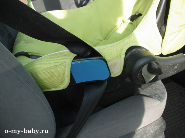 Автомобильное кресло устанавливается на переднем сидении и крепится ремнями безопасности.