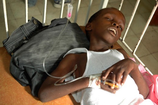 Чернокожий мальчик с холерой под капельницей