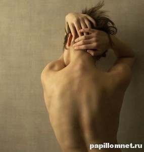 Фото спины девушки к статье о причинах появления бородавок