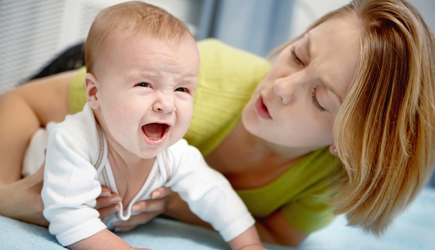 Детские колики – поведенческий синдром здоровых детей, который характерен для новорожденных в возрасте от пары недель до четырех месяцев. 
