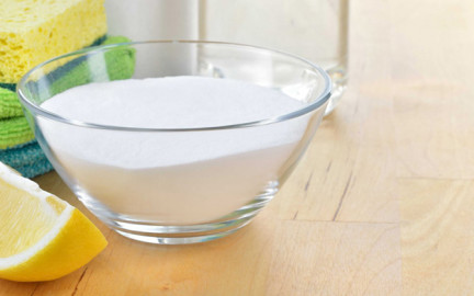 сода в прозрачной тарелке и долька лимона