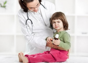 ребенок и врач с сиропом