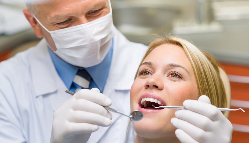 Удаление зуба – в стоматологии это крайняя мера, когда его уже нет возможности восстановить или он, травмируя нерв и причиняя щекам и языку дискомфорт, мешает прикусу.