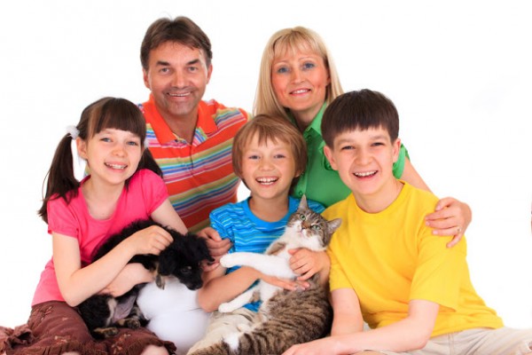 Счастливая семья с домашними животными