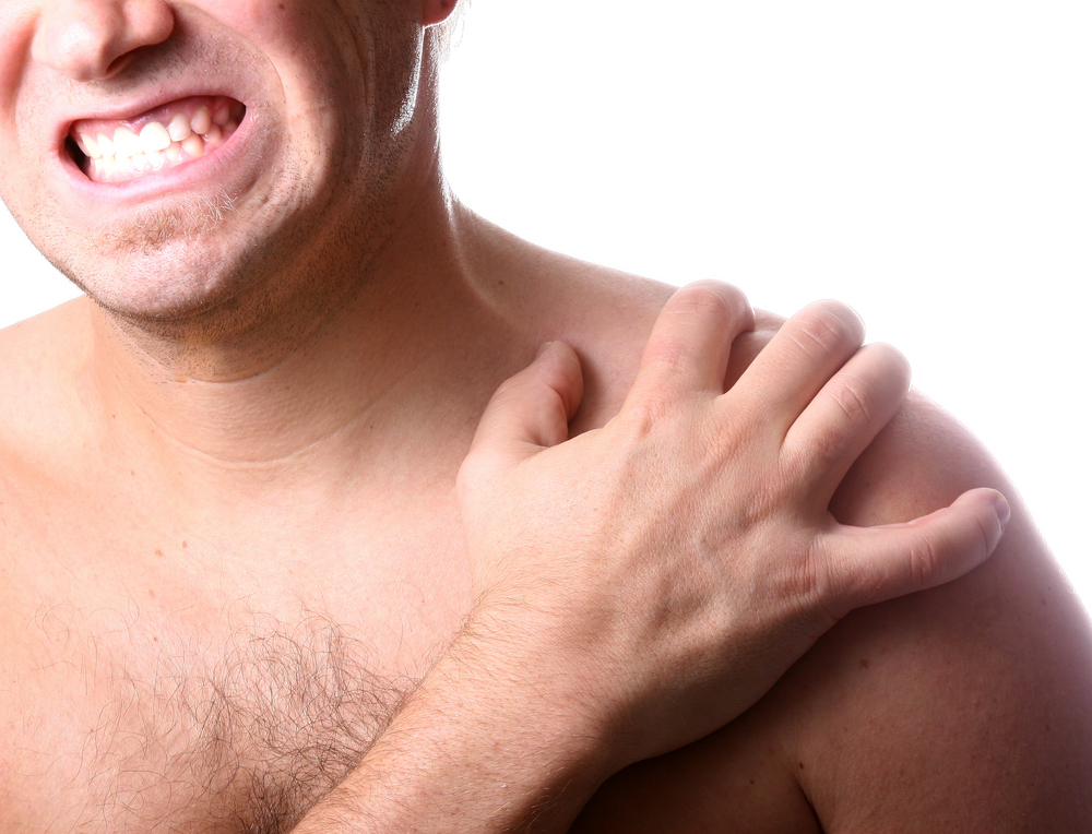 Синовит плечевого сустава – заболевание, характеризующееся воспалительным процессом синовиальной оболочки и накоплением жидкости в полости сустава. Зачастую поражается одно суставное соединение, но бывают случаи, когда имеет место распространение недуга н
