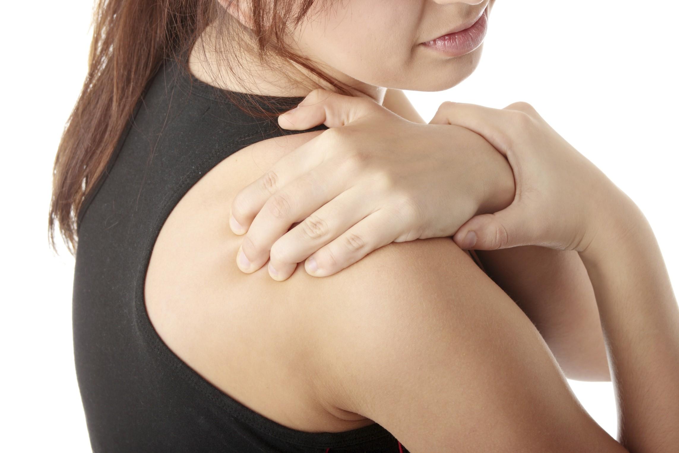 Перелом шейки плеча – это разрушение цельной структуры плечевой кости в ее верхнем отделе, который находится немного ниже плечевого сустава. По частотности довольно распространенная травма.