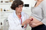 врач обслудеут беременную женщину