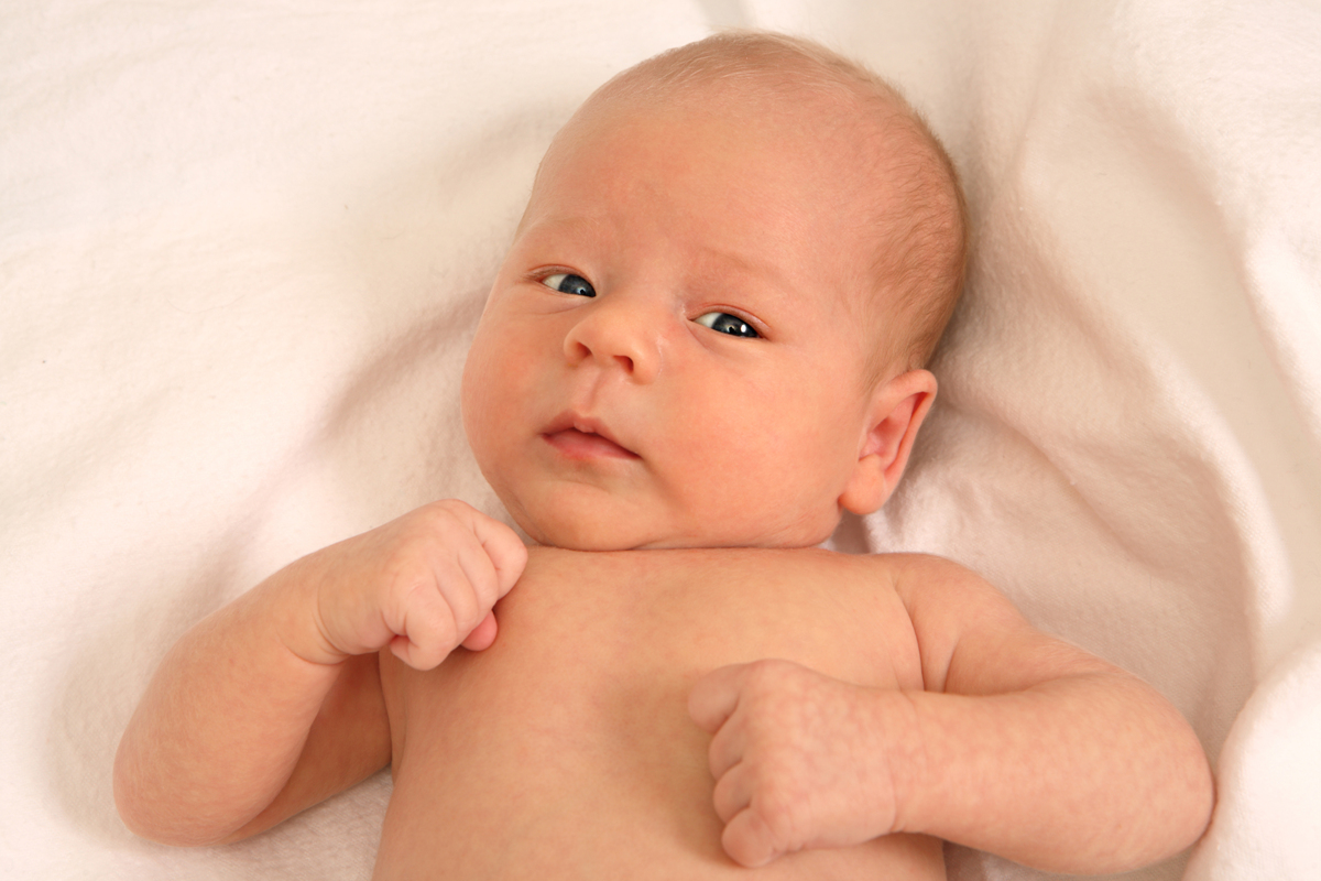 Кривошея считается достаточно распространенным заболеванием среди малышей, особенно – среди новорожденных, как следствие полученных травм в процессе родов