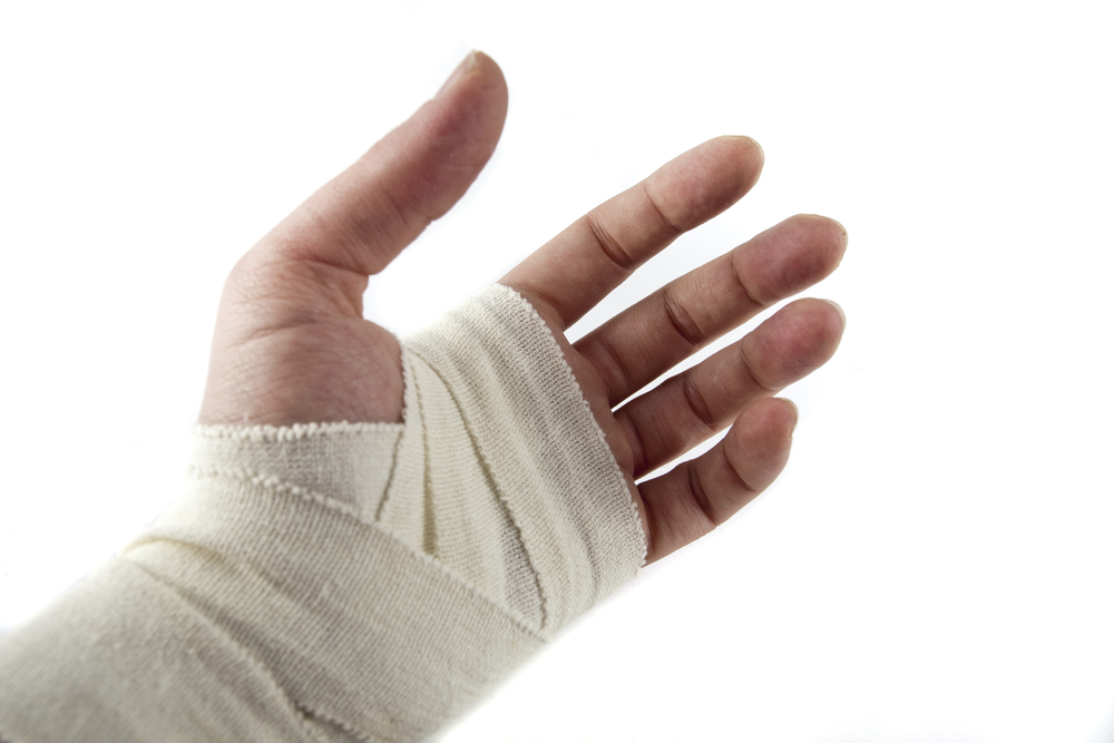 Рваная рана – это разрушение мягких тканей и кожи вследствие воздействия твердого тупого фактора. 