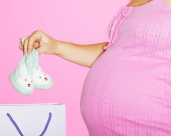 Беременная выбирает одежду для малыша