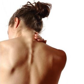  Дискомфорт и хруст в шее – первые симптомы спондилеза 