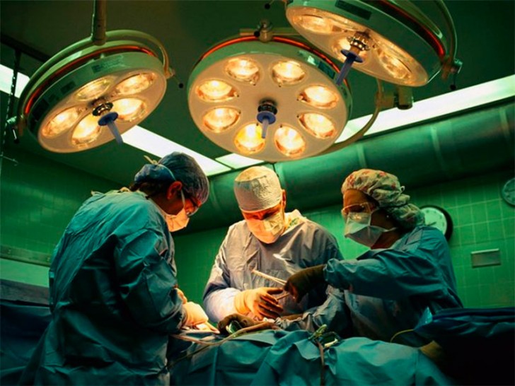 хирургическая операция в операционной