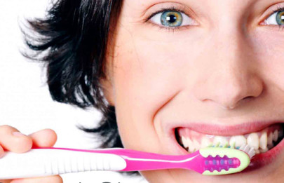 Мало просто прочищать зубы утром и вечером, необходимо делать это правильно, чтобы не навредить своей челюсти и деснам.