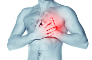 Первым симптомом болезни может быть боль за грудиной