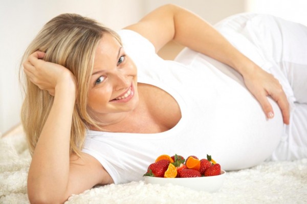 Беременная девушка и ягоды