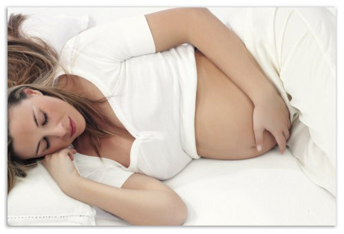 Беременная женщина отдыхает.