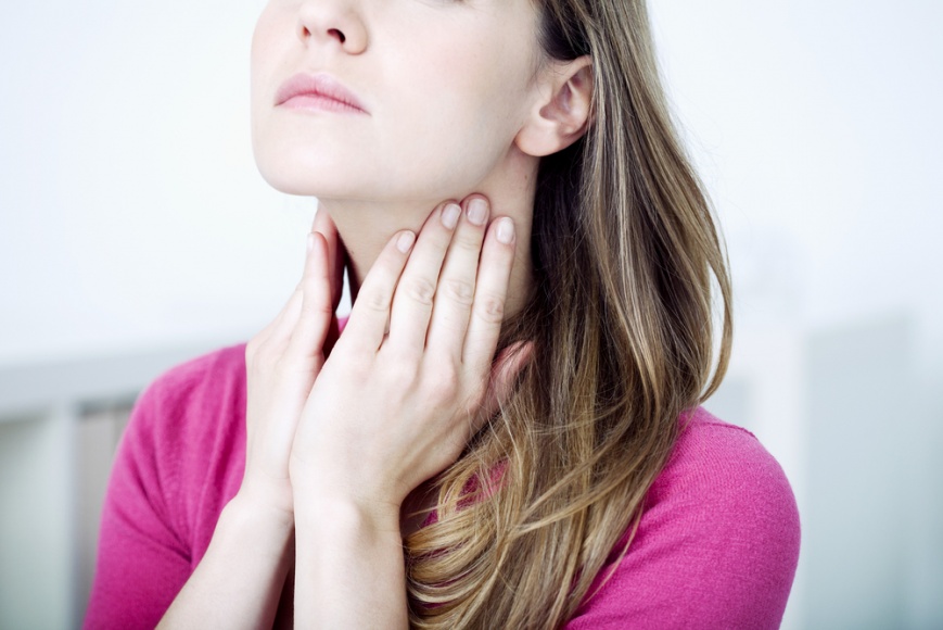 Болит горло во втором триместре: причины, методы лечения