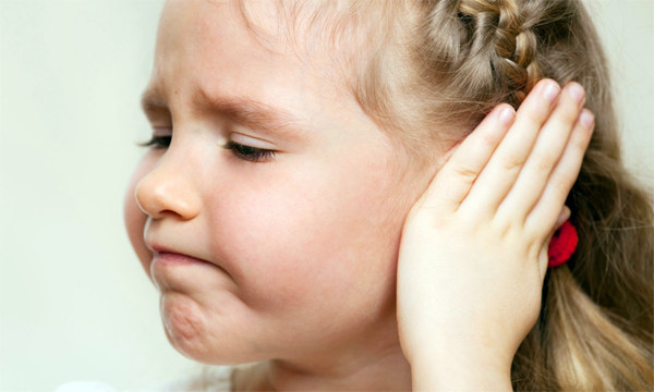 у ребенка болит ухо