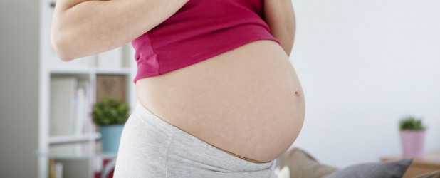 Беременная проверяет уровень сахара в крови