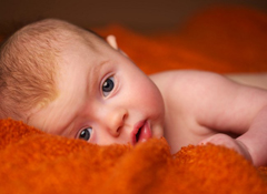 Почему меняется цвета глаз у новорожденных?