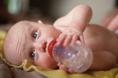 Дают ли новорожденным пить воду?