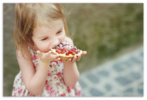 Девочка ест пирожное. 