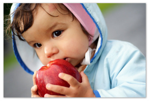 Мальчик с яблоком