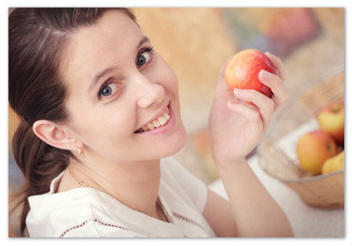 Девушка с яблоками.