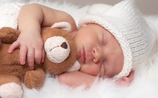 новорожденная кроха сладко спит