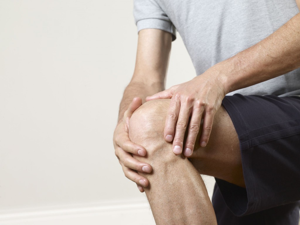Тендинит коленного сустава (тендиноз) – воспаление в колене, возникающее в месте крепления сухожилия к кости и распространяющееся на прилегающие ткани. Чаще всего болеют профессиональные спортсмены, особенно прыгуны, велосипедисты и баскетболисты.