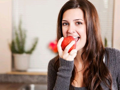 девушка с яблоком