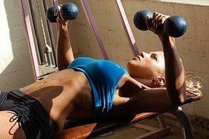Домашние упражнения для грудных мышц необходимы для коррекция осанки