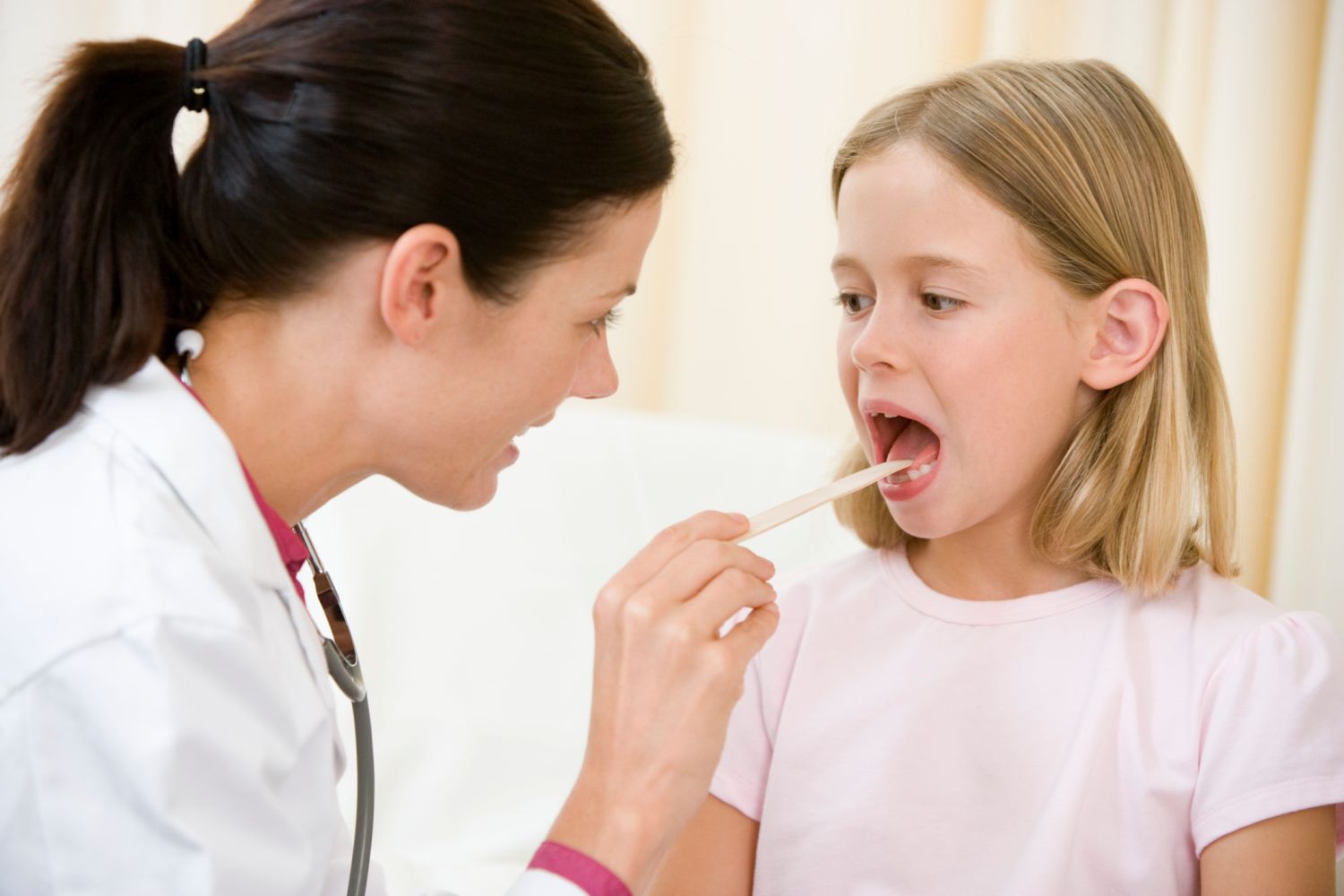 Эпиглоттит у детей - воспалительный процесс, вызванный бактериальными возбудителями, охватывающий надгортанник и гортаноглотку. Характеризуется опасным для жизни перекрытием дыхательных каналов.