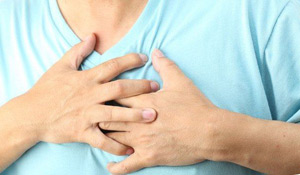 Боль в груди может быть вызвана разными причинами