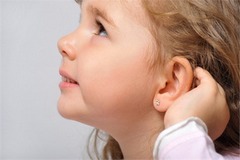 Когда лучше прокалывать уши ребенку?