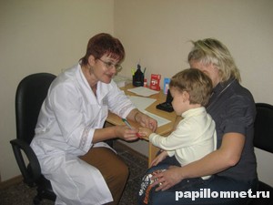 Снимок ребенка на предварительном осмотре перед процедурой лазерного удаления бородавки