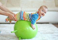 Гимнастика для новорожденных на мяче
