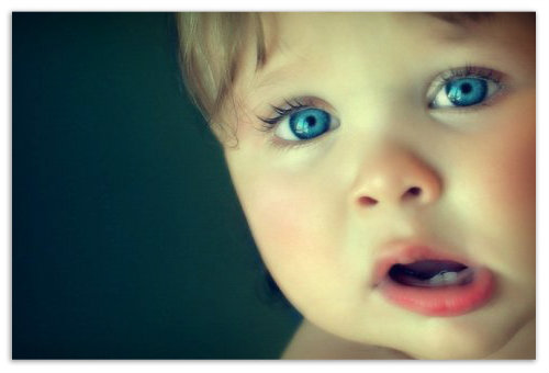 Ребенок с голубыми глазами.