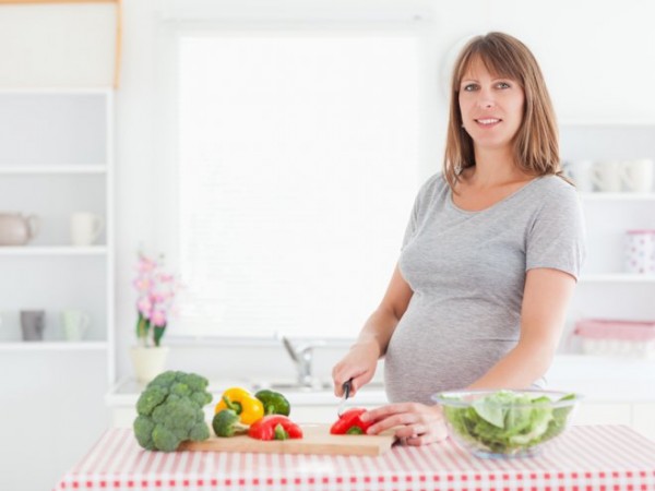 Беременная женщина на кухне