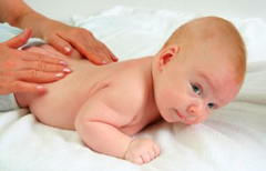 Как делать  массаж новорожденному