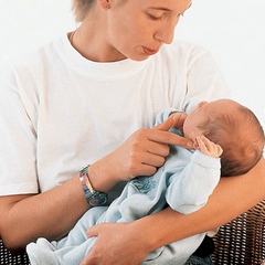 Как держать новорожденного