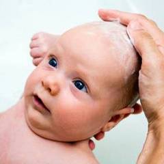 Как правильно убрать корочки на голове младенца?