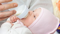 Как кормить из бутылочки новорожденного?