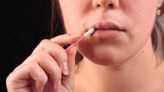 Как лечить простуду на губе при беременности?