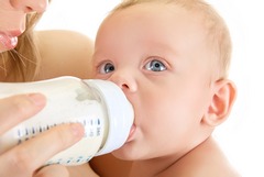 Когда нужно отучать малыша от бутылочки?