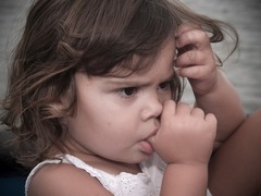 Как отучить ребенка сосать палец?