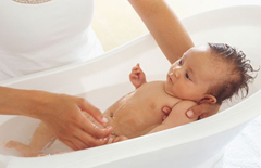 Как подмывать новорожденную девочку?
