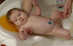 Как правильно подмывать новорожденную девочку 