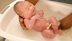 Как правильно купать новорожденного ребенка?